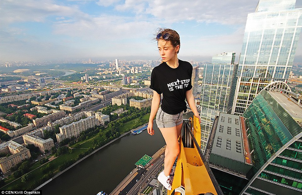 nhung hinh anh choang ngop cua co gai co so thich tu suong lieu linh