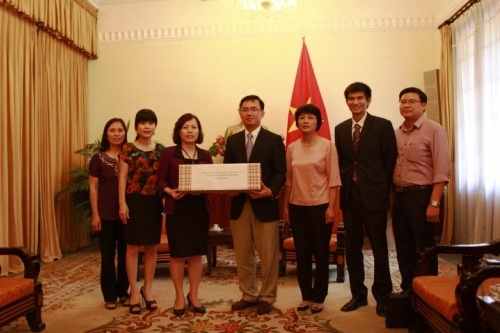 hoc sinh nhat ban gui tang qua hoc sinh tinh ha giang