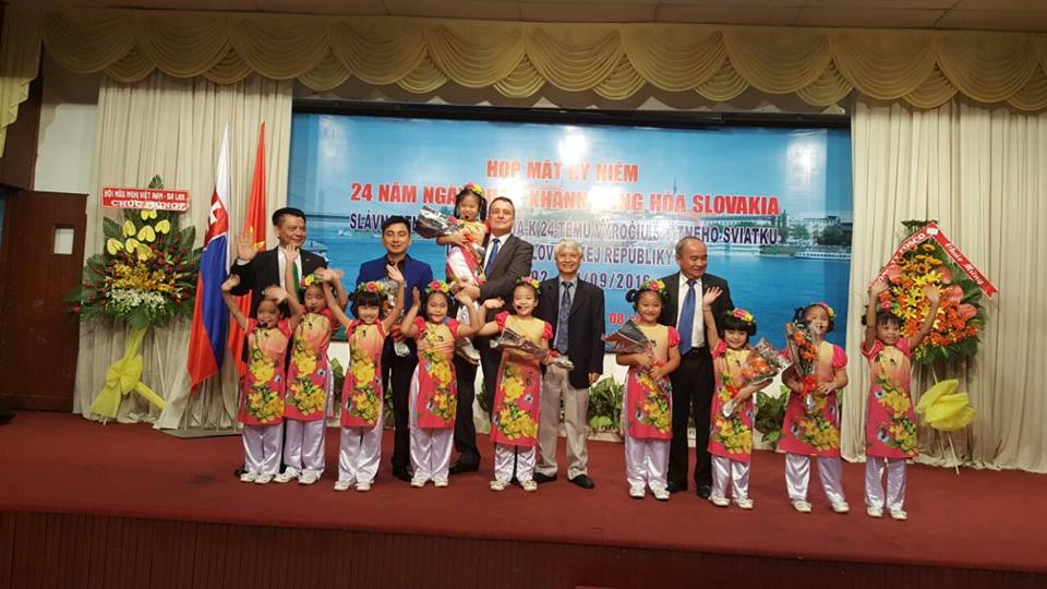hop mat ky niem 24 nam quoc khanh cong hoa slovakia