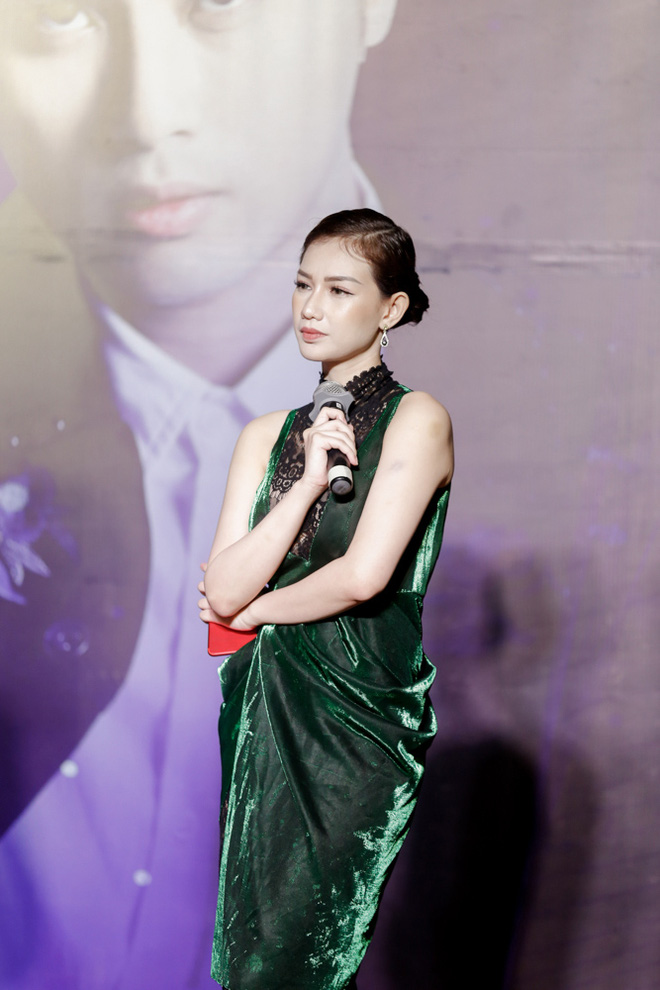 ngoc thanh tam khoe vai tran quyen ru trong su kien