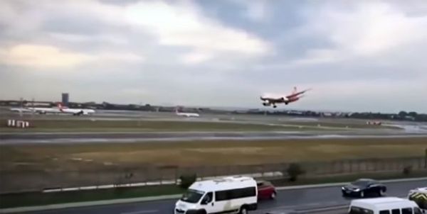 phi cong nhan huan chuong dung cam sau khi giup 121 nguoi thoat nan tren chuyen bay dinh menh