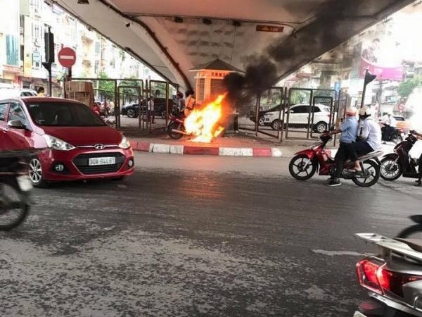 ha noi bi yeu cau dung kiem tra loi vi pham nam thanh nien cham lua dot xe may truoc mat csgt