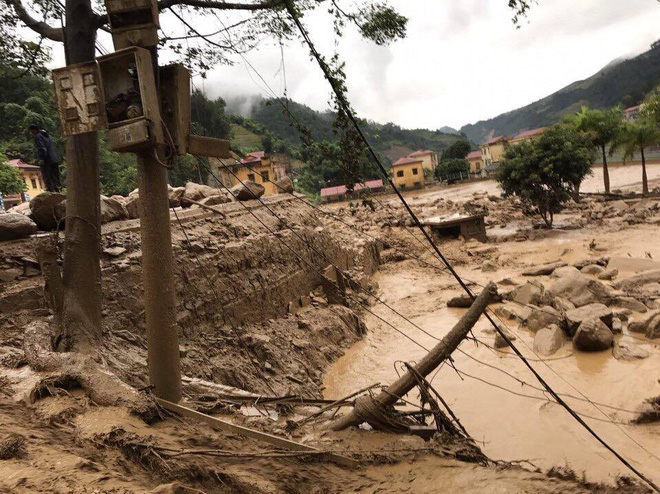 chum anh va clip ve tran lu quet kinh hoang o yen bai son la khien nhieu nguoi chet va mat tich