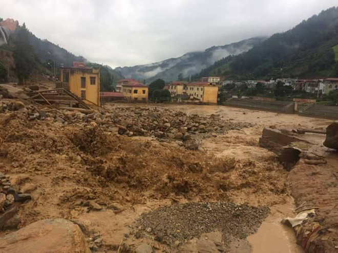 chum anh va clip ve tran lu quet kinh hoang o yen bai son la khien nhieu nguoi chet va mat tich