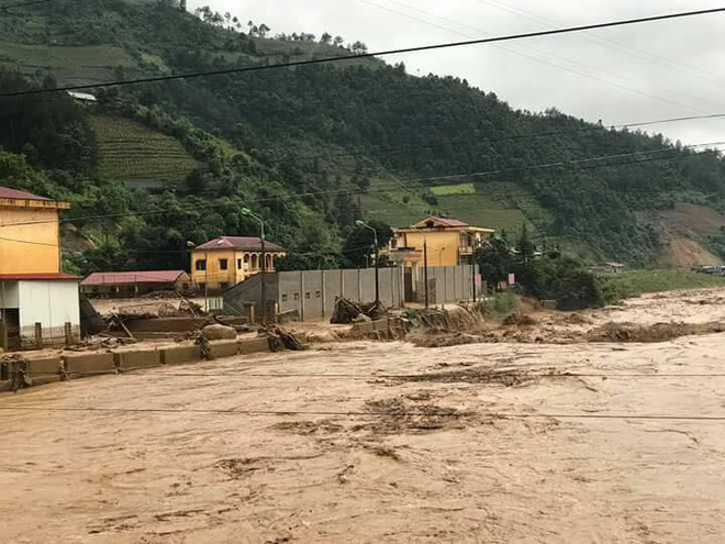 chum anh va clip ve tran lu quet kinh hoang o yen bai son la khien nhieu nguoi chet va mat tich