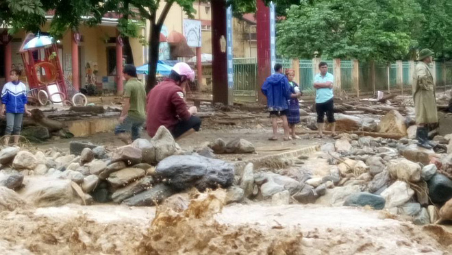 chum anh va clip ve tran lu quet kinh hoang o yen bai son la khien nhieu nguoi chet va mat tich