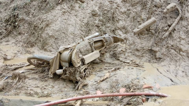 chum anh va clip ve tran lu quet kinh hoang o yen bai son la khien nhieu nguoi chet va mat tich