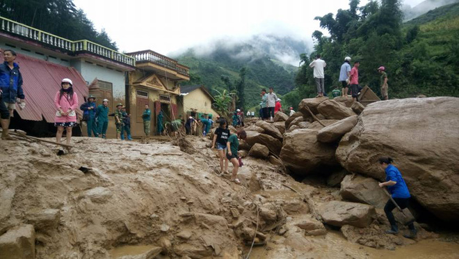 chum anh va clip ve tran lu quet kinh hoang o yen bai son la khien nhieu nguoi chet va mat tich