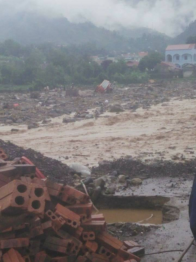 chum anh va clip ve tran lu quet kinh hoang o yen bai son la khien nhieu nguoi chet va mat tich