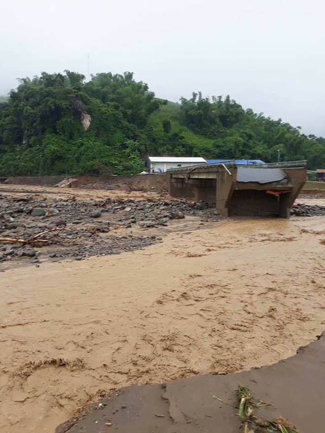 chum anh va clip ve tran lu quet kinh hoang o yen bai son la khien nhieu nguoi chet va mat tich