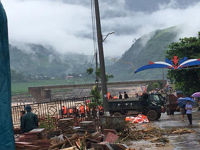 chum anh va clip ve tran lu quet kinh hoang o yen bai son la khien nhieu nguoi chet va mat tich