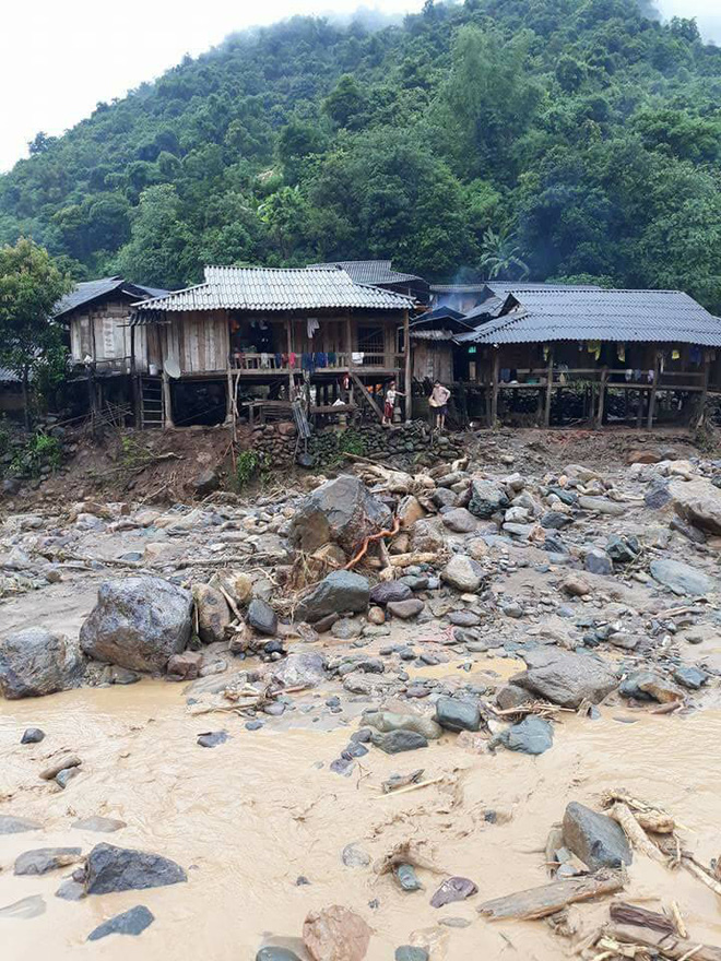 chum anh va clip ve tran lu quet kinh hoang o yen bai son la khien nhieu nguoi chet va mat tich