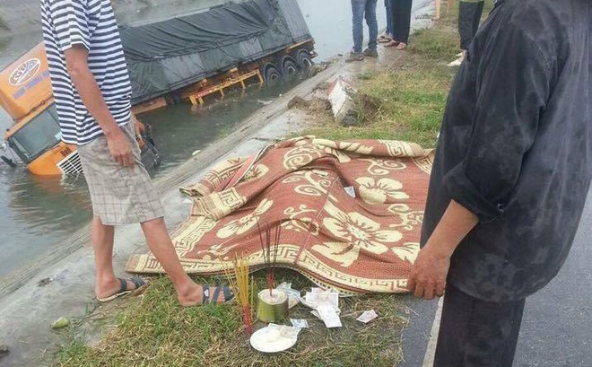 tai nan lien hoan o hai duong o to lao xuong song khien 2 nguoi tu vong tai cho