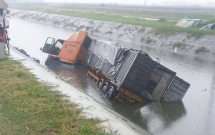 chu showroom noi gi vu o to lao tu tang 2 xuong dat o ha noi