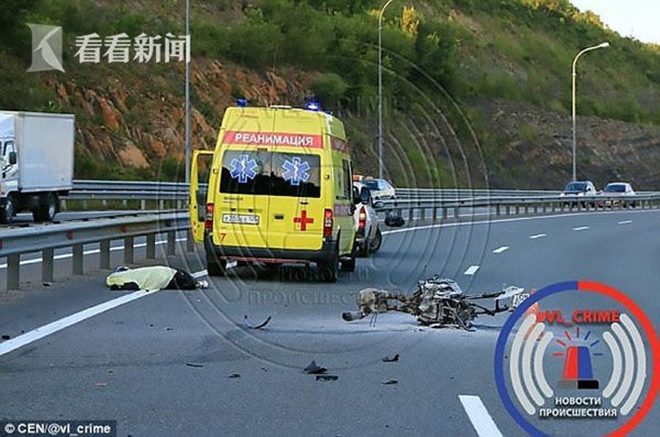 dam me toc do toi muc dien cuong nguoi dep lai mo to goi cam nhat nuoc nga tu nan vi dam vao dai phan cach