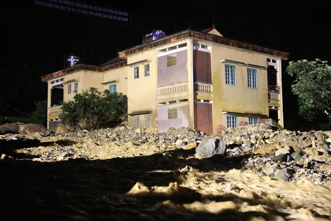 trang dem xe da xoi tung bun dat tim kiem nguoi mat tich sau tran lu lich su o yen bai