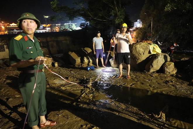 trang dem xe da xoi tung bun dat tim kiem nguoi mat tich sau tran lu lich su o yen bai