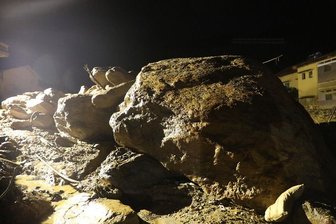 trang dem xe da xoi tung bun dat tim kiem nguoi mat tich sau tran lu lich su o yen bai