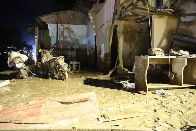 trang dem xe da xoi tung bun dat tim kiem nguoi mat tich sau tran lu lich su o yen bai