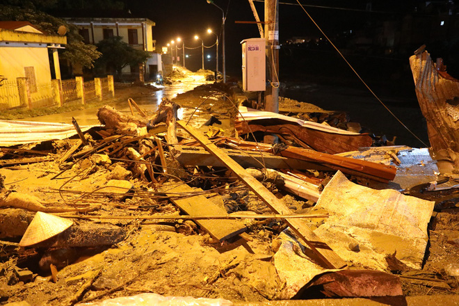 trang dem xe da xoi tung bun dat tim kiem nguoi mat tich sau tran lu lich su o yen bai