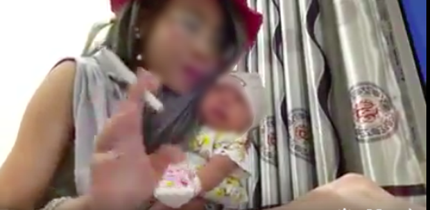 nguoi giup do tien bim sua cho me con bella toi mong co the tach dua be ra khoi bella de dam bao an toan