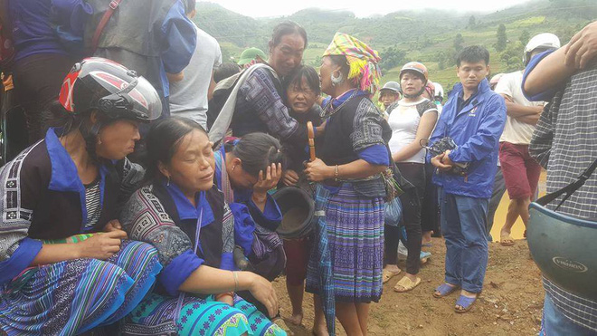 vo con khoc ngat khi nhan thi the nguoi dan ong bi lu cuon troi o yen bai