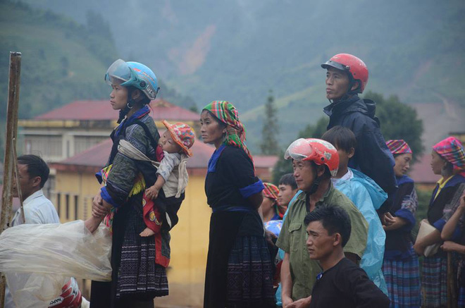 vo con khoc ngat khi nhan thi the nguoi dan ong bi lu cuon troi o yen bai