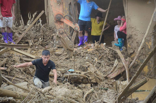 vo con khoc ngat khi nhan thi the nguoi dan ong bi lu cuon troi o yen bai