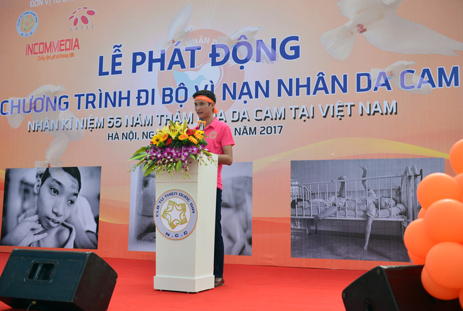hang ngan sinh vien xuong duong di bo vi nan nhan da cam