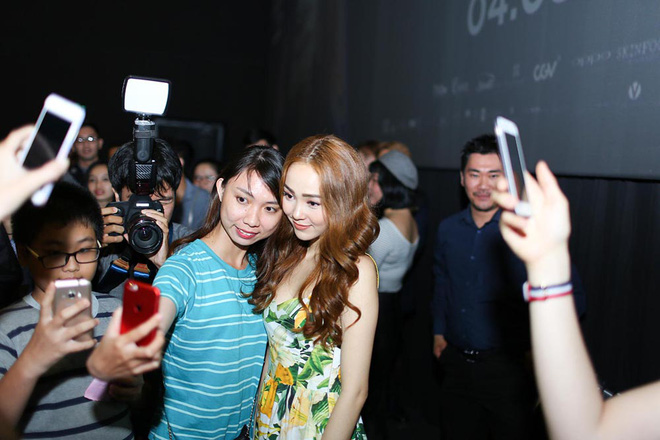 minh hang phuong trinh jolie vui ve noi cuoi sau tin don xich mich