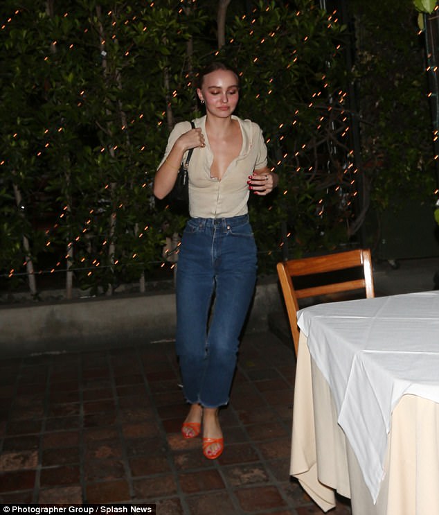 con gai johnny depp quen cai khuy ao ho hung khoe vong 1 goi cam