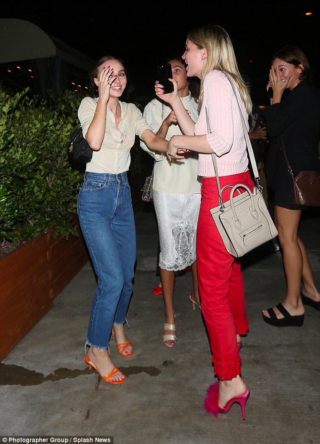 con gai johnny depp quen cai khuy ao ho hung khoe vong 1 goi cam