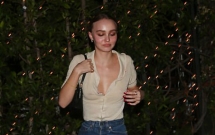 con gai johnny depp quen cai khuy ao ho hung khoe vong 1 goi cam