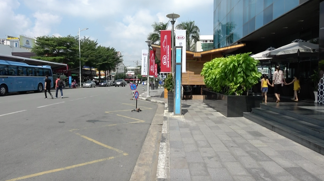 clip dau xe vao cay atm rut tien nguoi phu nu bi trom o to giua ban ngay