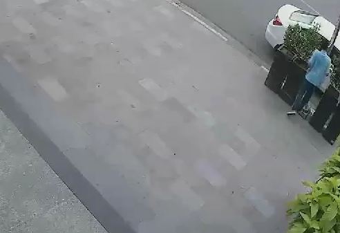 clip dau xe vao cay atm rut tien nguoi phu nu bi trom o to giua ban ngay