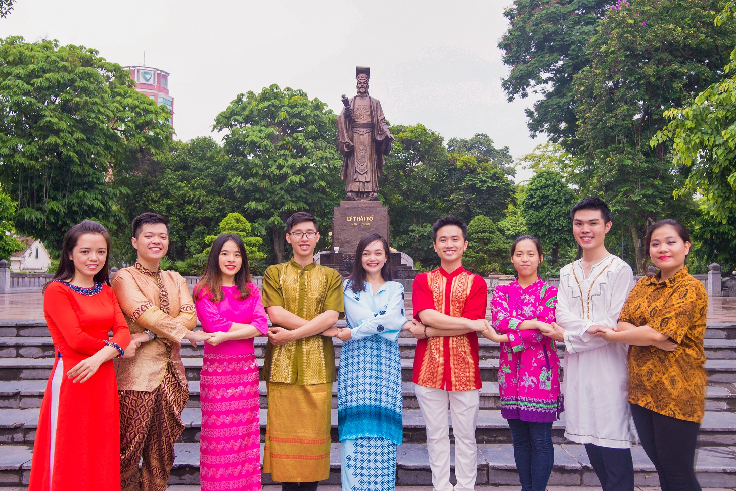 thanh nien viet tu hao mac quoc phuc dong nam a dip ky niem 50 nam thanh lap asean