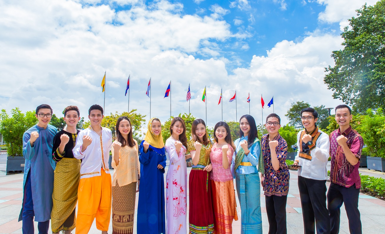 thanh nien viet tu hao mac quoc phuc dong nam a dip ky niem 50 nam thanh lap asean