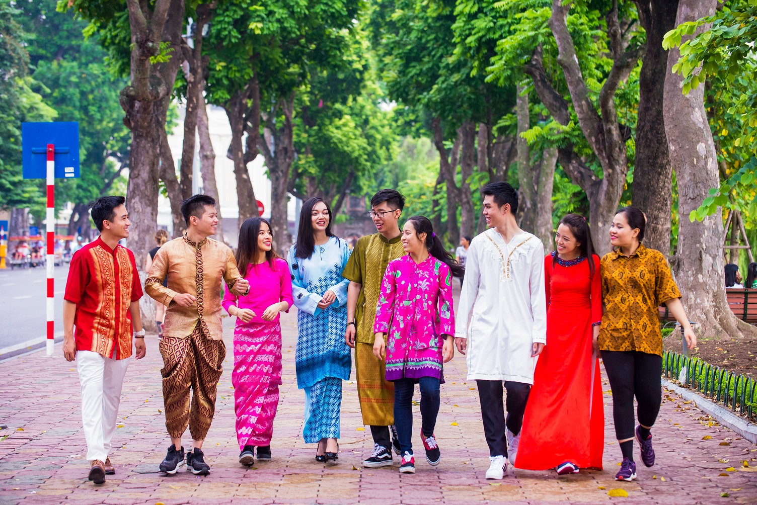 thanh nien viet tu hao mac quoc phuc dong nam a dip ky niem 50 nam thanh lap asean
