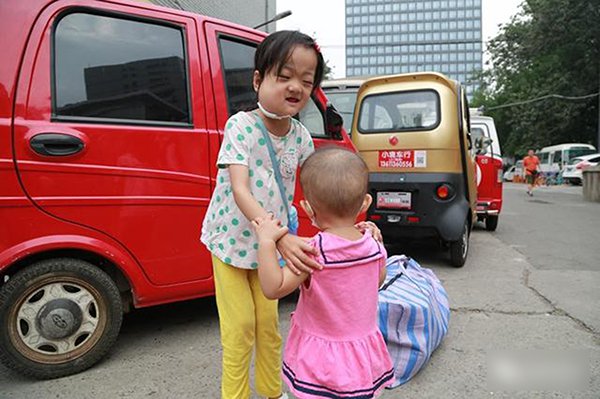 be 7 tuoi nguyen tu bo co hoi duoc dieu tri benh nguy hiem de danh tien cuu chua cho em gai 1 tuoi