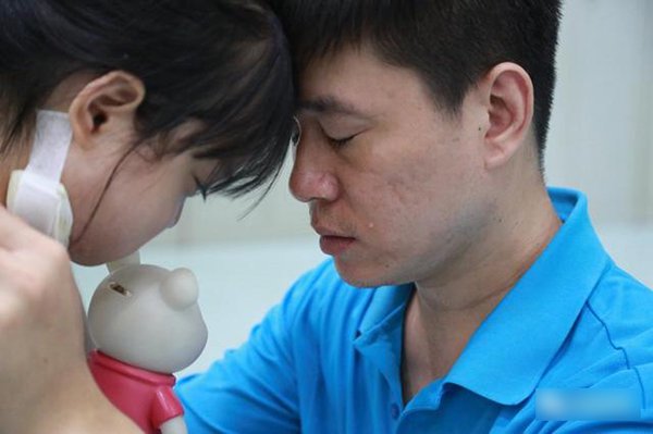 be 7 tuoi nguyen tu bo co hoi duoc dieu tri benh nguy hiem de danh tien cuu chua cho em gai 1 tuoi