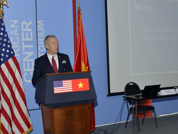 hoa ky tai tro nghien cuu dung co vetiver phuc hoi dat nhiem dioxin tai san bay bien hoa