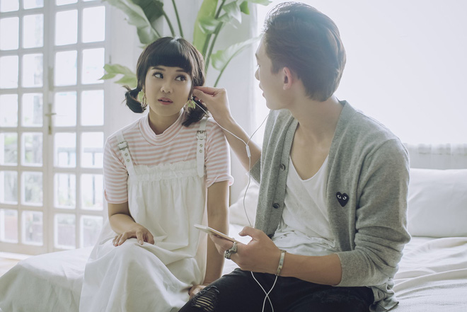 hoang yen chibi tu tin dien canh khoa moi voi dong nghiep dien trai