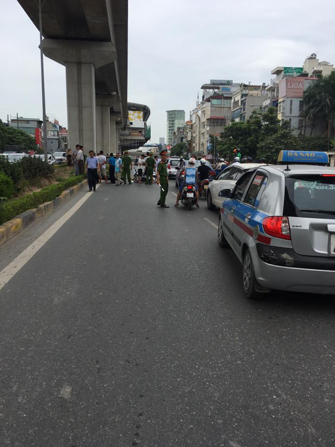 ha noi nam thanh nien dieu khien xe may dam nat duoi xe oto tren duong khuat duy tien