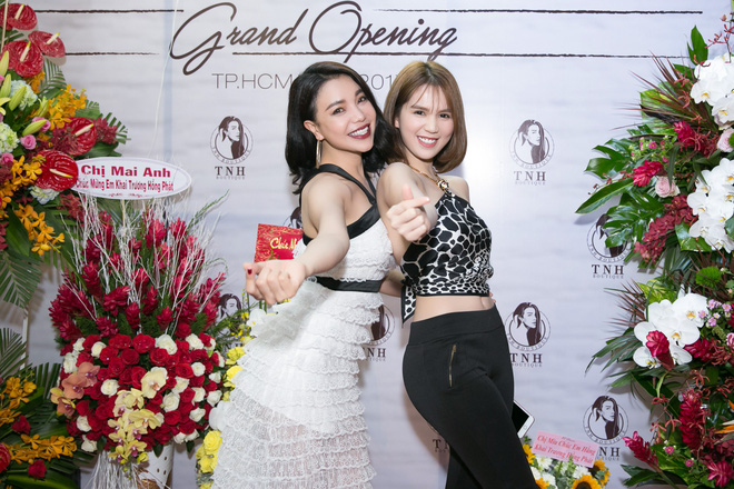 ngoc trinh khoe tron vong eo 56 khi den chuc mung tra ngoc hang