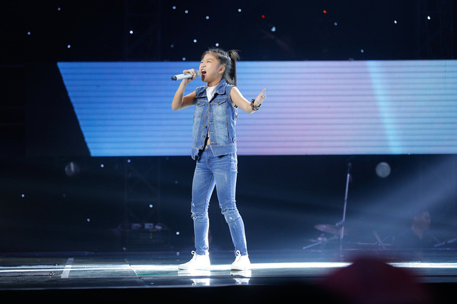 vu ca t tuo ng gu c nga vi thi sinh khu ng bi huong tra m cuo p ngay truoc mat trong tap dau the voice kids