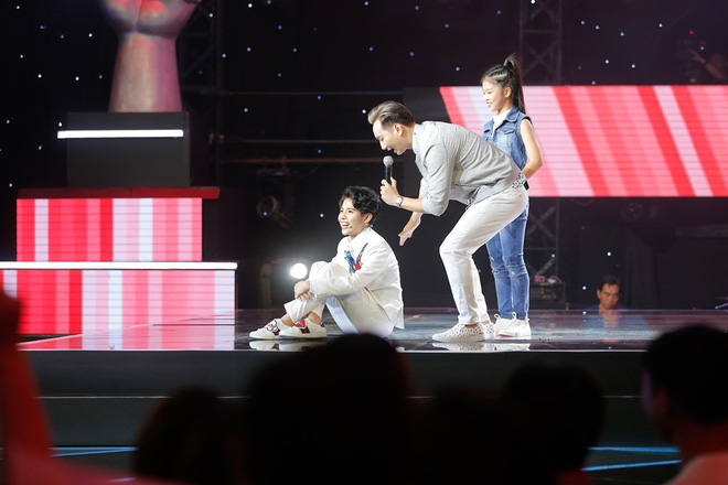 vu ca t tuo ng gu c nga vi thi sinh khu ng bi huong tra m cuo p ngay truoc mat trong tap dau the voice kids