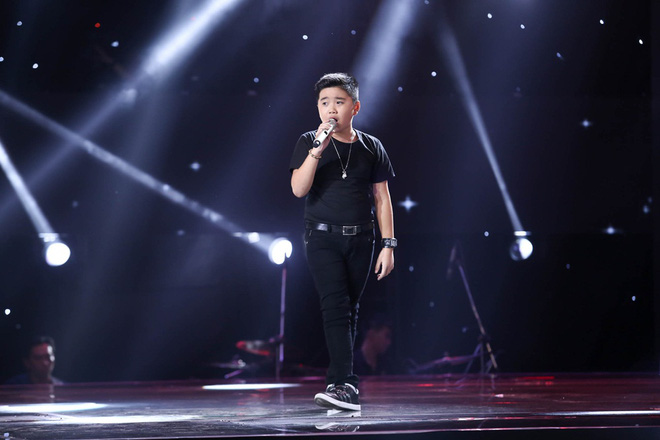 vu ca t tuo ng gu c nga vi thi sinh khu ng bi huong tra m cuo p ngay truoc mat trong tap dau the voice kids