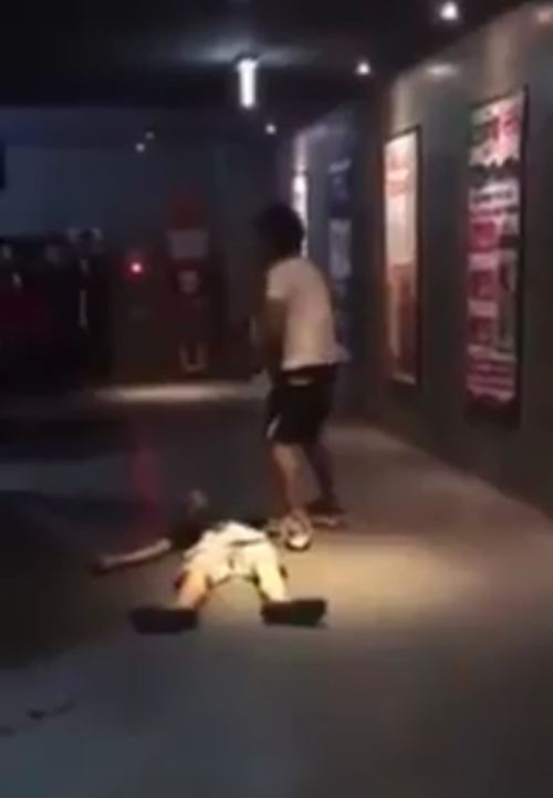 clip nam thanh nien vua nhay mua la het vua keo le nguoi ban ngat xiu tren san rap chieu phim o sai gon