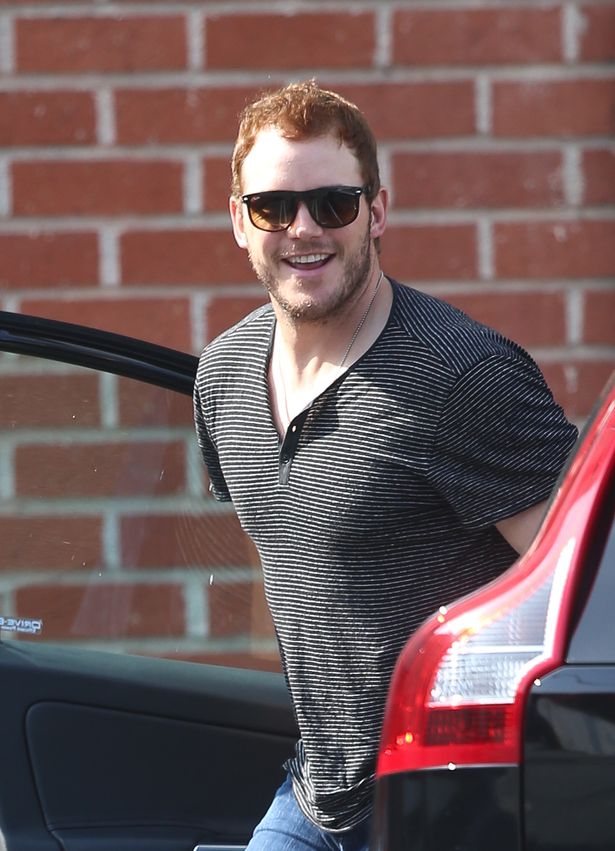 tai tu chris pratt xuat hien tuoi tan ben con trai sau khi chia tay vo