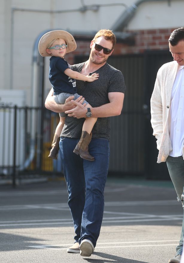 tai tu chris pratt xuat hien tuoi tan ben con trai sau khi chia tay vo